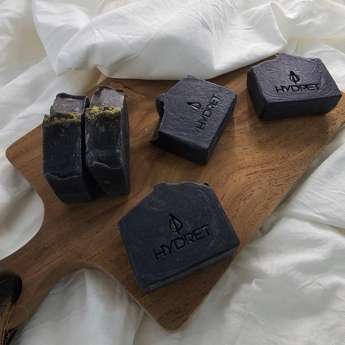 Jabón artesanal natural de carbón activado y menta. Purifica y detoxifica la piel, controla la grasa y aporta una sensación fresca y revitalizante.